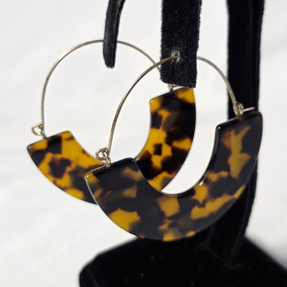 Crescent-Shaped Tortoiseshell Earrings Classic Mottled Pattern Wire Hoops